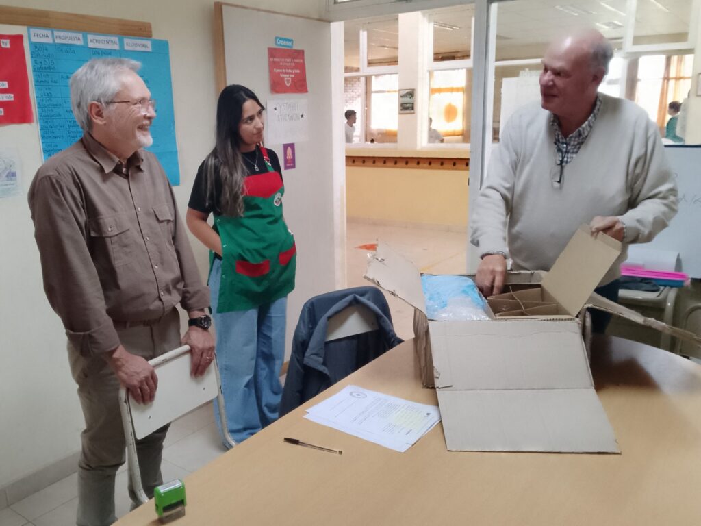Provincia entregó equipamiento de laboratorio a la Escuela N°1745 de Trevelin para impulsar la educación científica