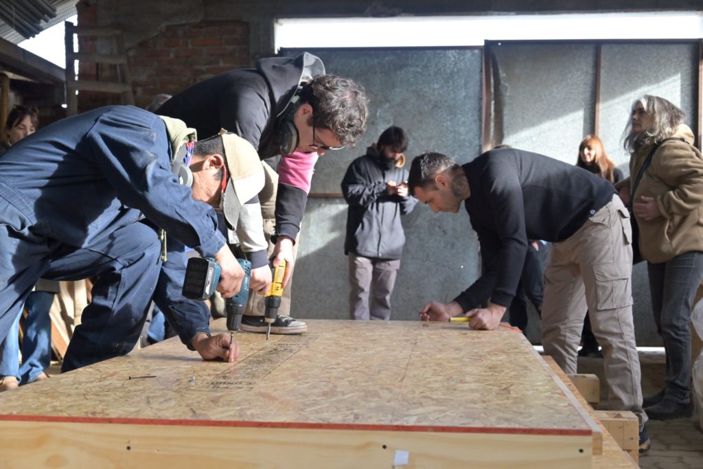 Provincia desarrolló taller de construcción eco-sustentable con madera de raleo y lana de oveja